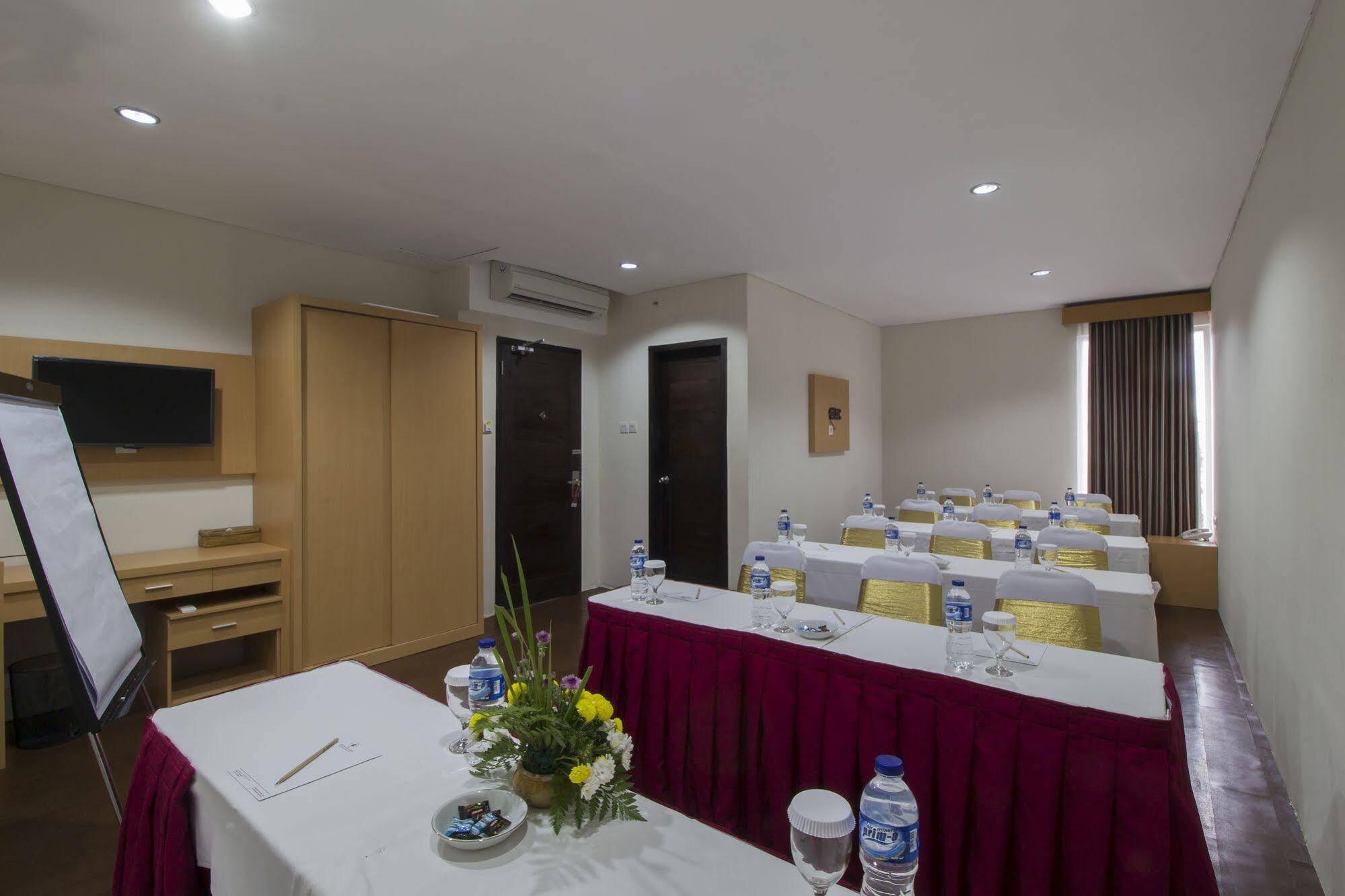 Grand Puri Saron Hotel Malioboro Yogyakarta Eksteriør billede